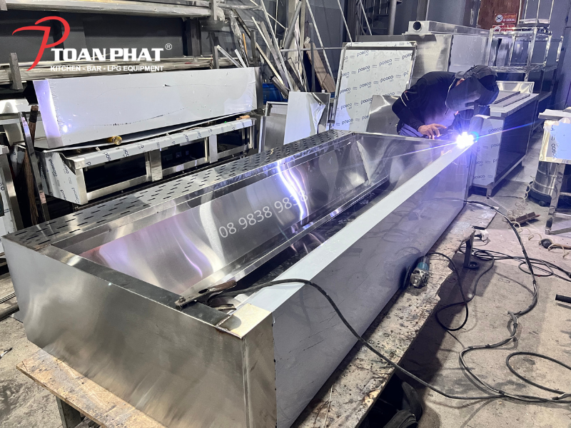 CHỤP HÚT KHÓI DẠNG VÁT 7 Chụp hút khói vát được sản xuất tại xưởng inox Toàn Phát