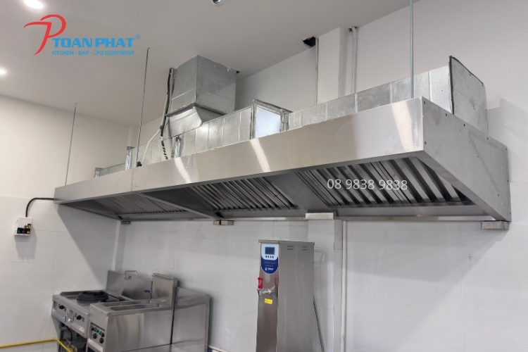 Hệ thống hút khói bếp công nghiệp giúp giảm nhiệt, lọc khói và dầu mỡ trong không khí