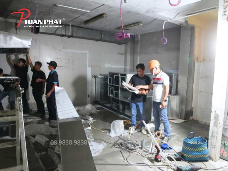 CHỤP HÚT KHÓI DẠNG VÁT 8 Đội ngũ kỹ thuật khảo sát khu bếp trước khi thi công