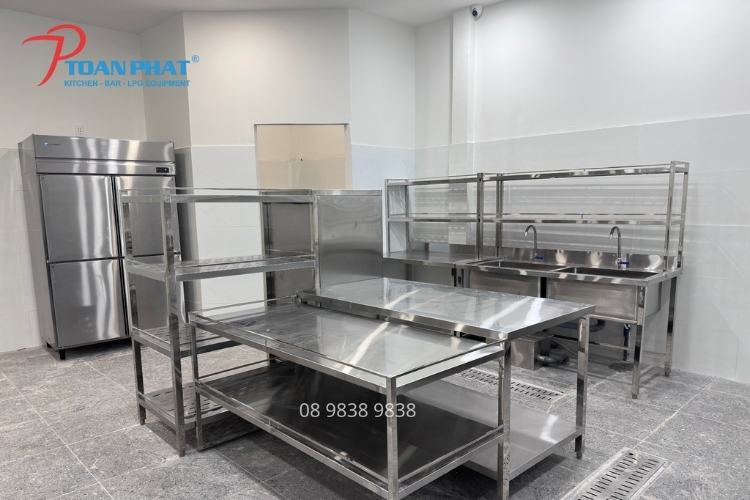 Tách biệt hai phần rửa thực phẩm sống và rửa rau đảm bảo an toàn vệ sinh thực phẩm