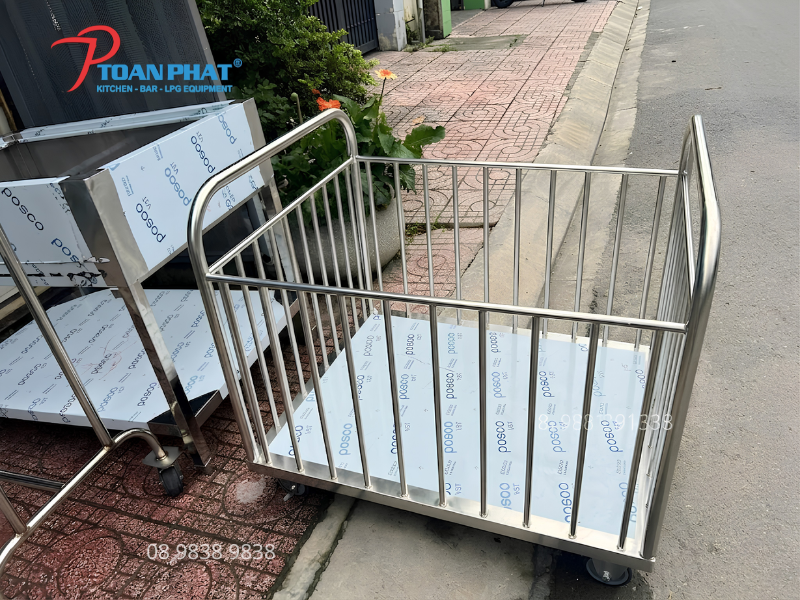 XE ĐẨY ĐỒ VẢI INOX 9 Xe đẩy inox giúp gom đồ vải nhanh chóng tiết kiệm thời gian cho nhân viên