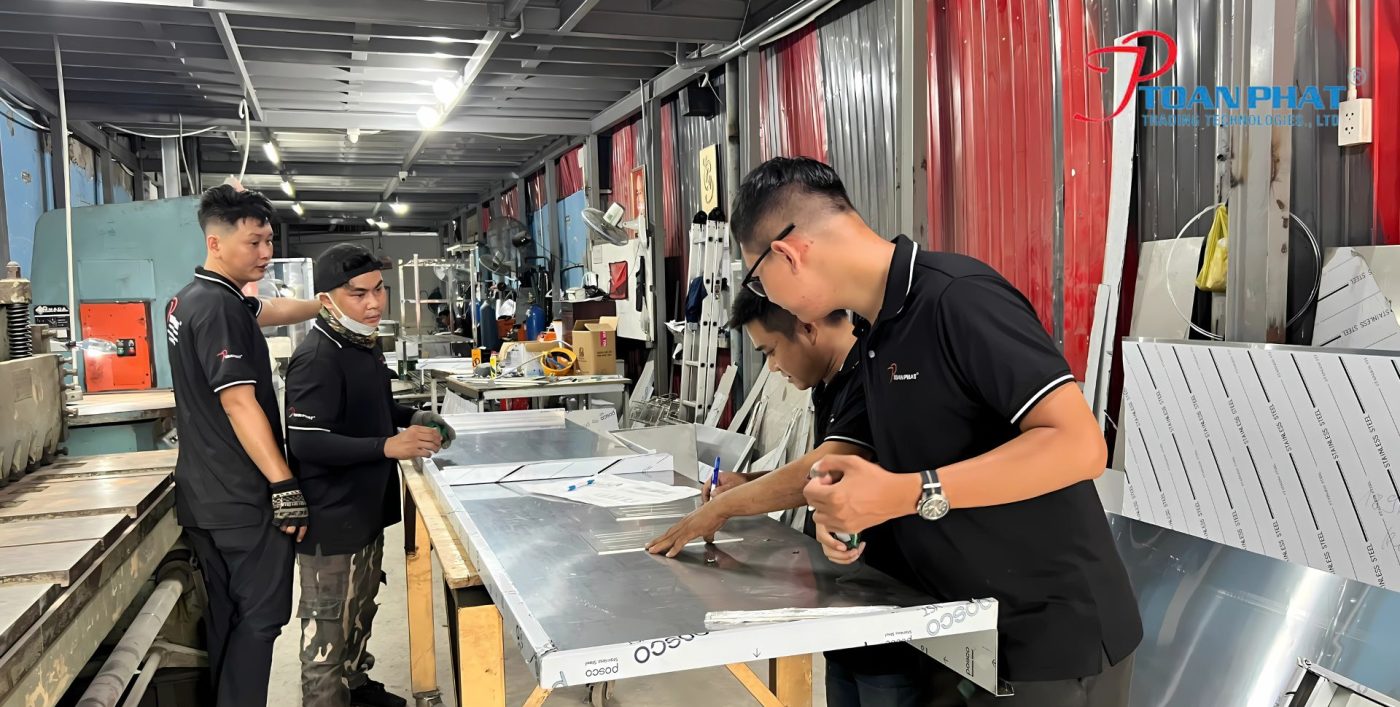 Thiết bị bếp inox được sản xuất trực tiếp tại xưởng Inox Toàn Phát đảm bảo chất lượng