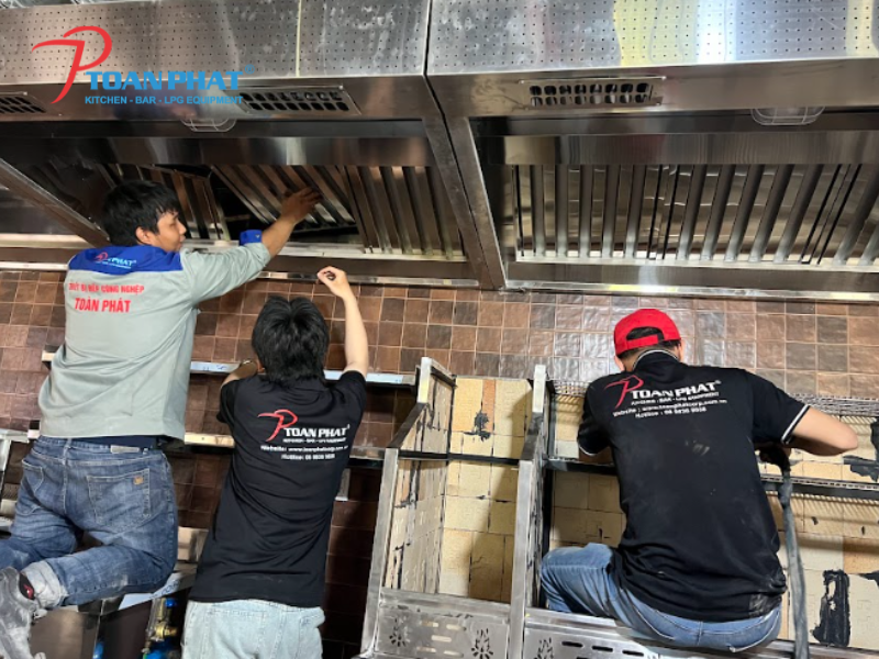 CHỤP HÚT KHÓI DẠNG VÁT 11 Kỹ thuật viên lắp đặt hệ thống hút khói tại dự án nhà hàng Son - Bếp nhà đãi khách