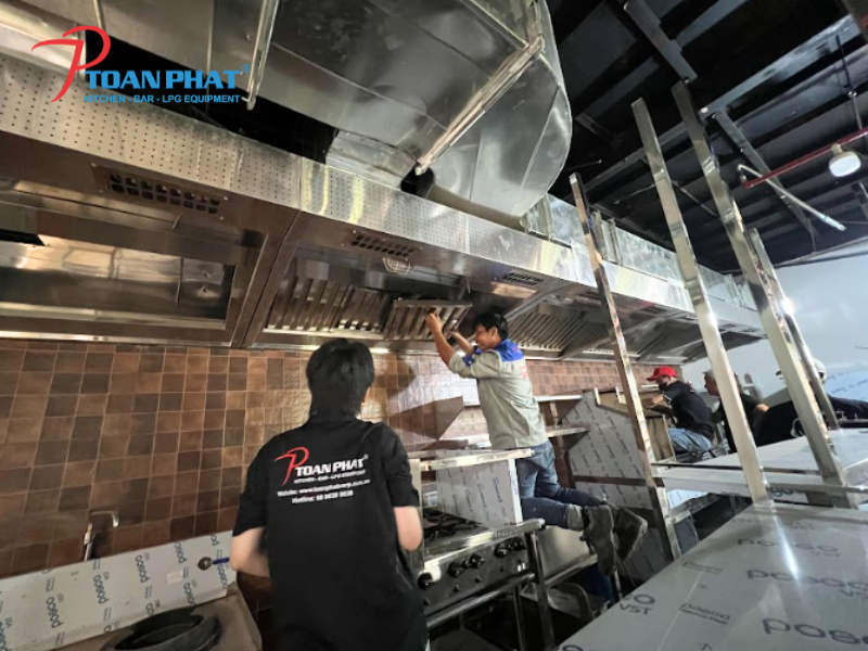 CHỤP HÚT KHÓI DẠNG VÁT 12 Quy trình thi công đảm bảo tính thẩm mỹ và độ an toàn vận hành.