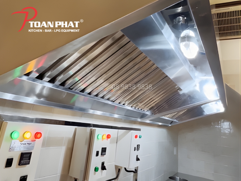 CHỤP HÚT KHÓI DẠNG VÁT 2 Chụp hút khói vát inox lắp đặt trong bếp nhà hàng công nghiệp