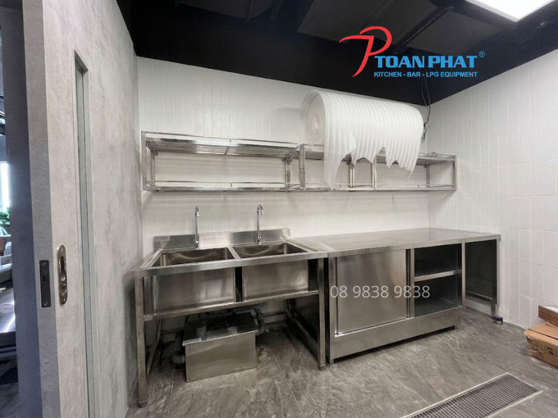 Bàn tủ inox cửa lùa bên trong khu rửa bếp nhà hàng