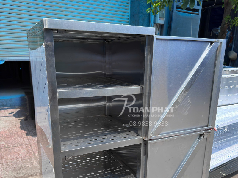 Sắp xếp dụng cụ gọn gàng trong tủ inox 4 tầng hai cửa mở