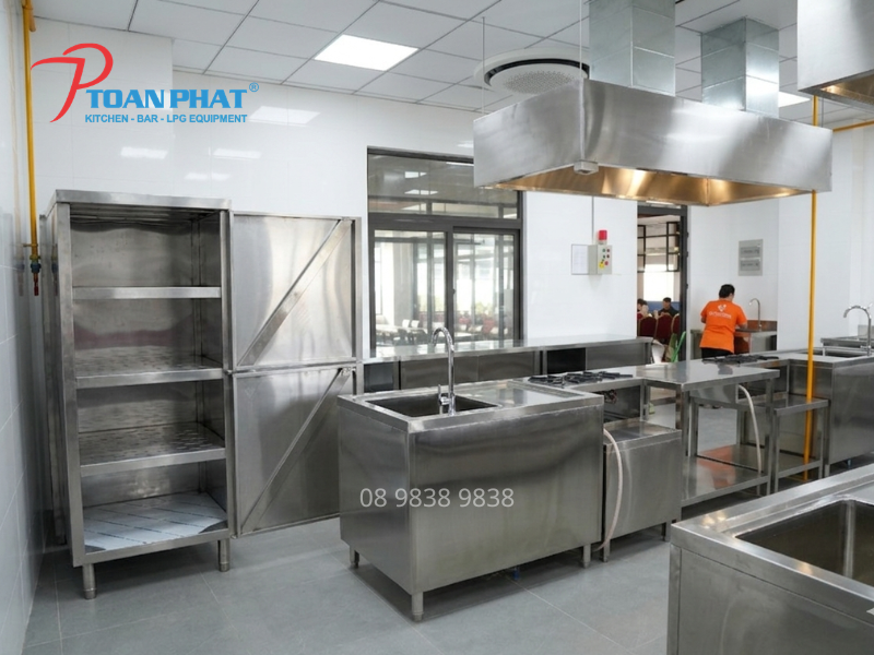 Tủ inox 4 tầng hai cửa mở lưu trữ trong khu bếp trường đại học Văn Hiến