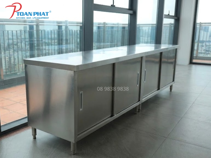 Giải pháp lưu trữ dụng cụ bằng tủ inox cửa lùa