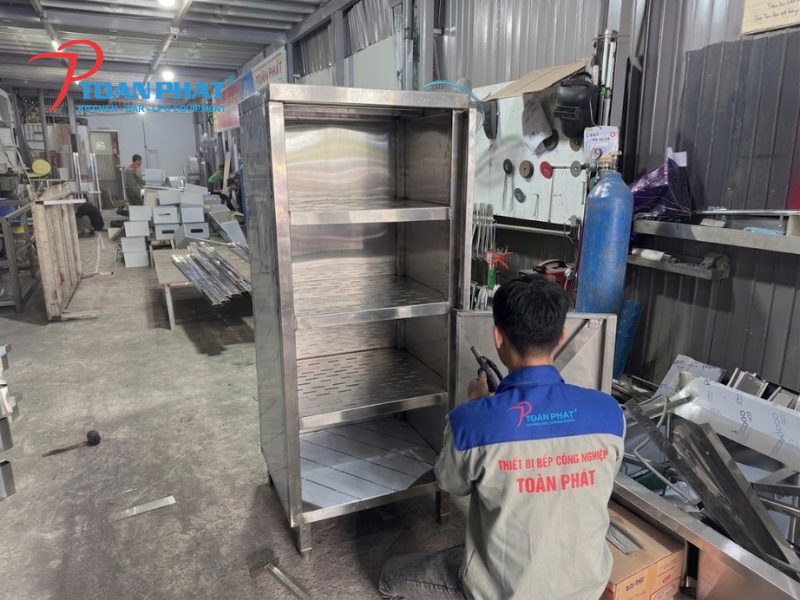 Tủ inox 4 tầng hai sản xuất trực tiếp tại xưởng inox Toàn Phát - đảm bảo chất lượng 