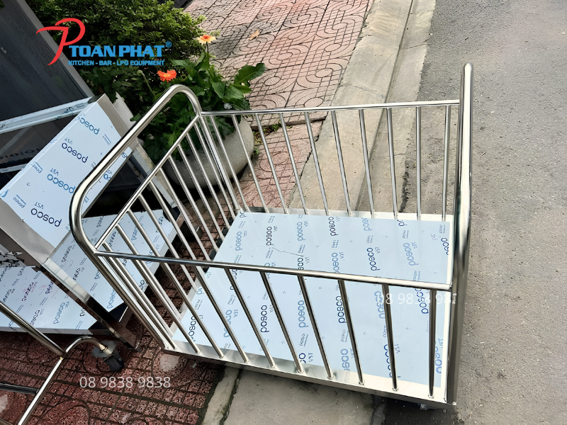 XE ĐẨY ĐỒ VẢI INOX 8 Xe đẩy đồ vải inox dễ lau chùi và vệ sinh sau sử dụng