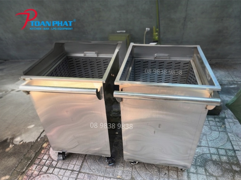 XE ĐẨY INOX THU GOM THỨC ĂN THỪA 3 Thân xe inox 304 Posco chịu lực tốt, bền bỉ