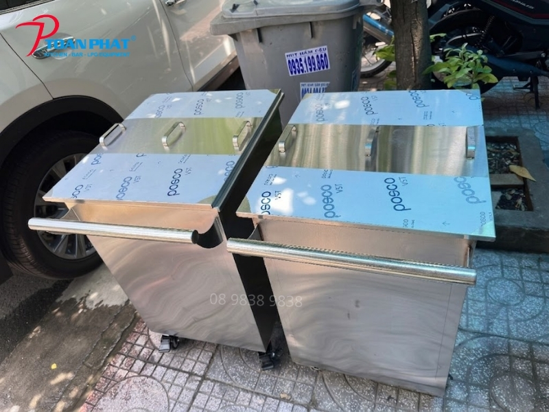 XE ĐẨY INOX THU GOM THỨC ĂN THỪA 5 Nắp đậy inox giúp hạn chế mùi và đảm bảo vệ sinh khu bếp