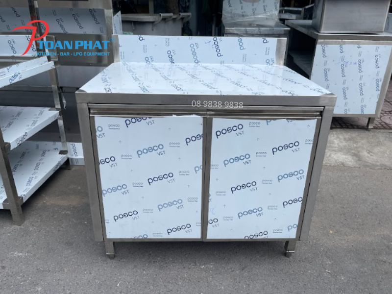 Giới thiệu về bàn tủ inox 2 cánh cửa mở dùng trong khu bếp 
