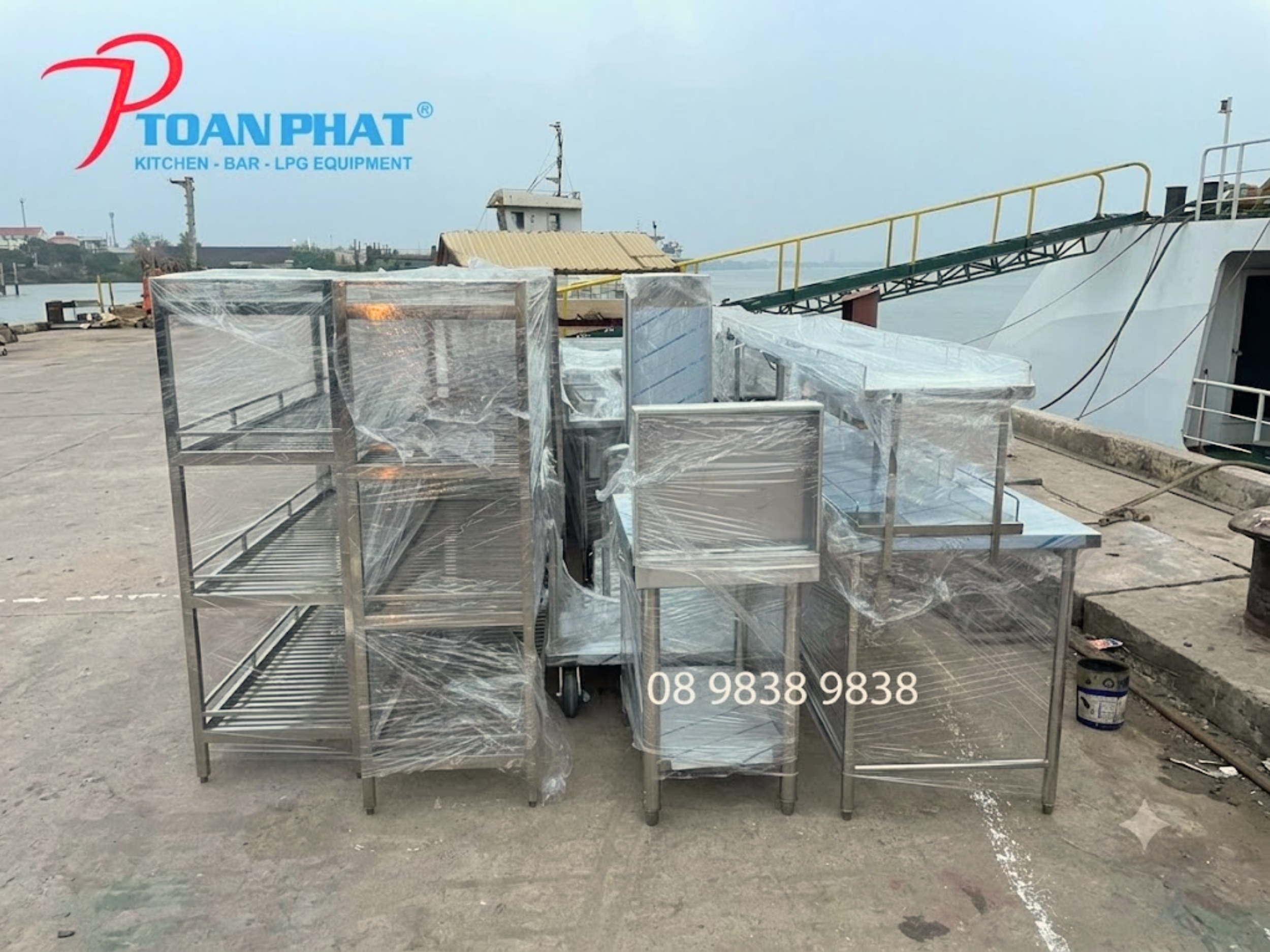 TOÀN PHÁT THIẾT KẾ - THI CÔNG BẾP TÀU DU LỊCH TRỌN GÓI 6 Lắp đặt thiết bị bếp tàu đảm bảo cân bằng tải trọng
