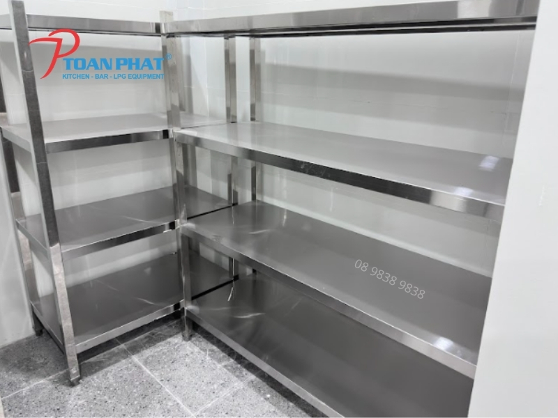 Thiết Kế Bếp Cho quán Cafe - Bánh: Quy Trình Setup & Thiết Bị Tối Ưu 12 Kệ inxo 4 tầng tối ưu diện tích kho nhỏ