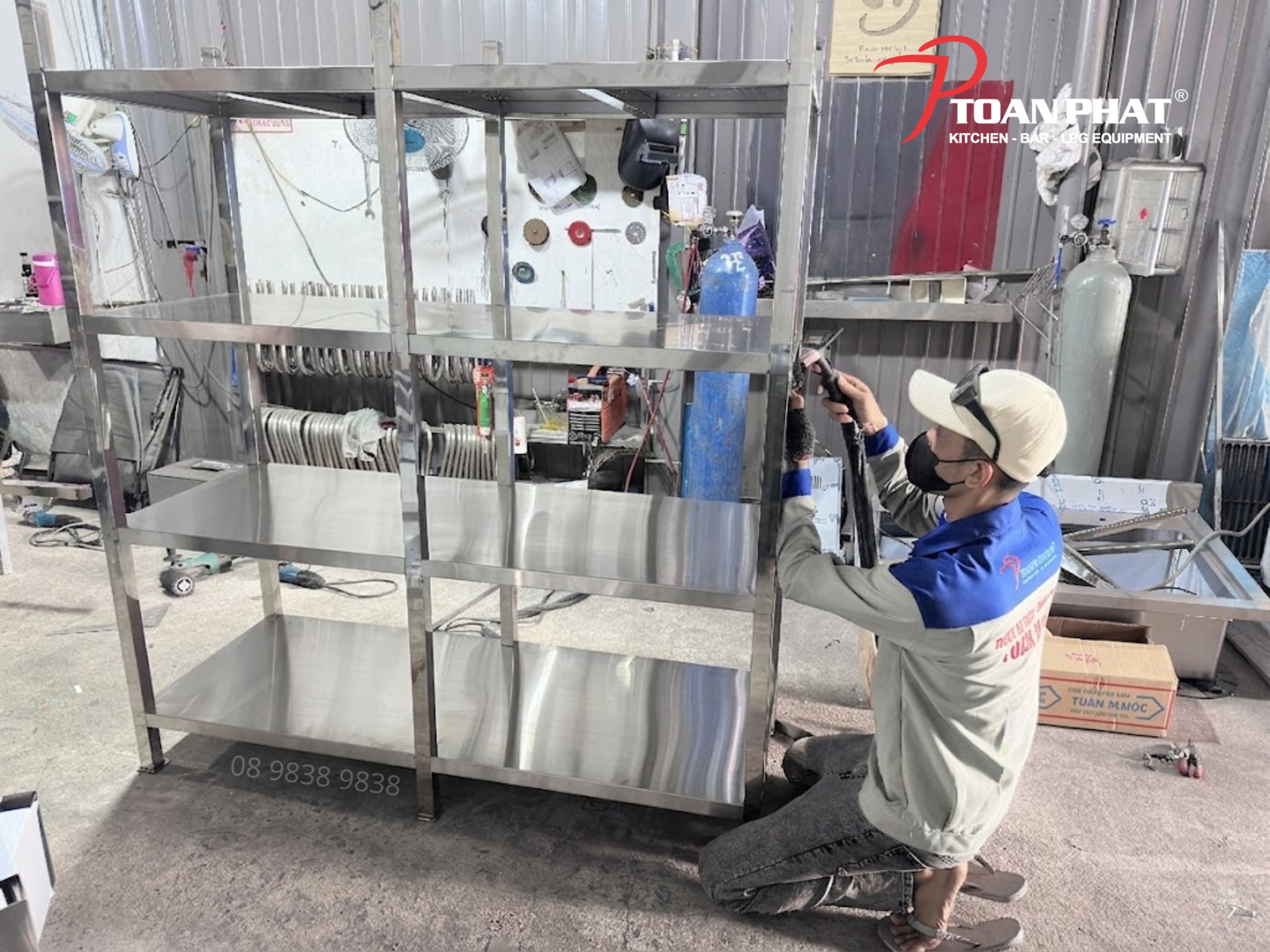 KỆ PHẲNG INOX 4 TẦNG 6 Kệ phẳng inox 4 tầng khung chịu lực lớn được Toàn Phát gia công chắc chắn