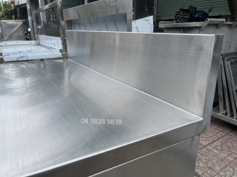 Thiết kế tủ inox công nghiệp có thành chắn bảo vệ khu bếp sạch sẽ