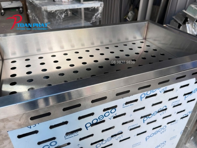 TỦ HẤP DIMSUM DÙNG GAS 4 Vỉ hấp inox đột lỗ giúp hơi nước phân bổ đồng đều trong toàn bộ khoang hấp