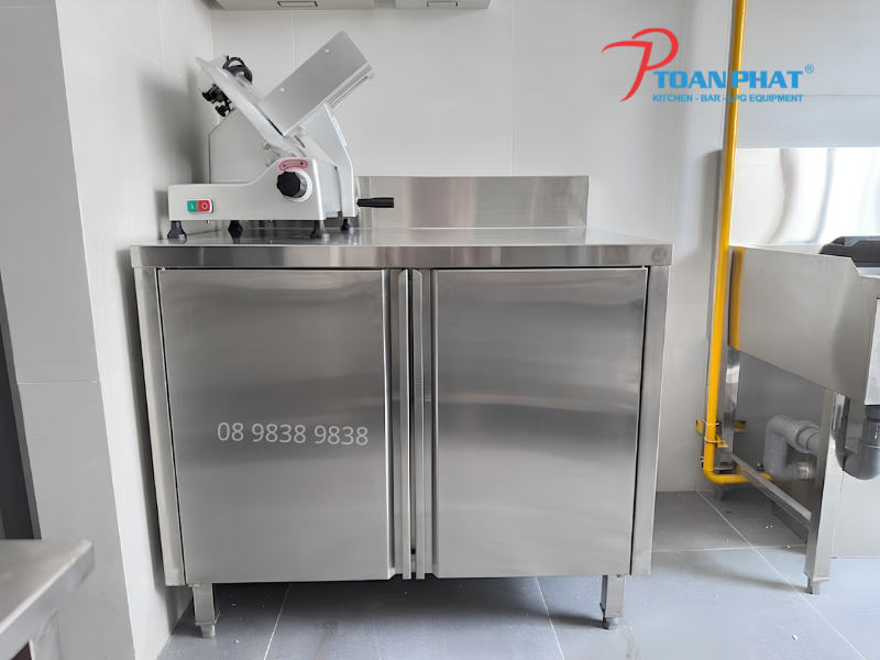 Bàn tủ inox 2 cánh cửa mở sử dụng trong bếp dự án 190 Đề Thám, TP. HCM