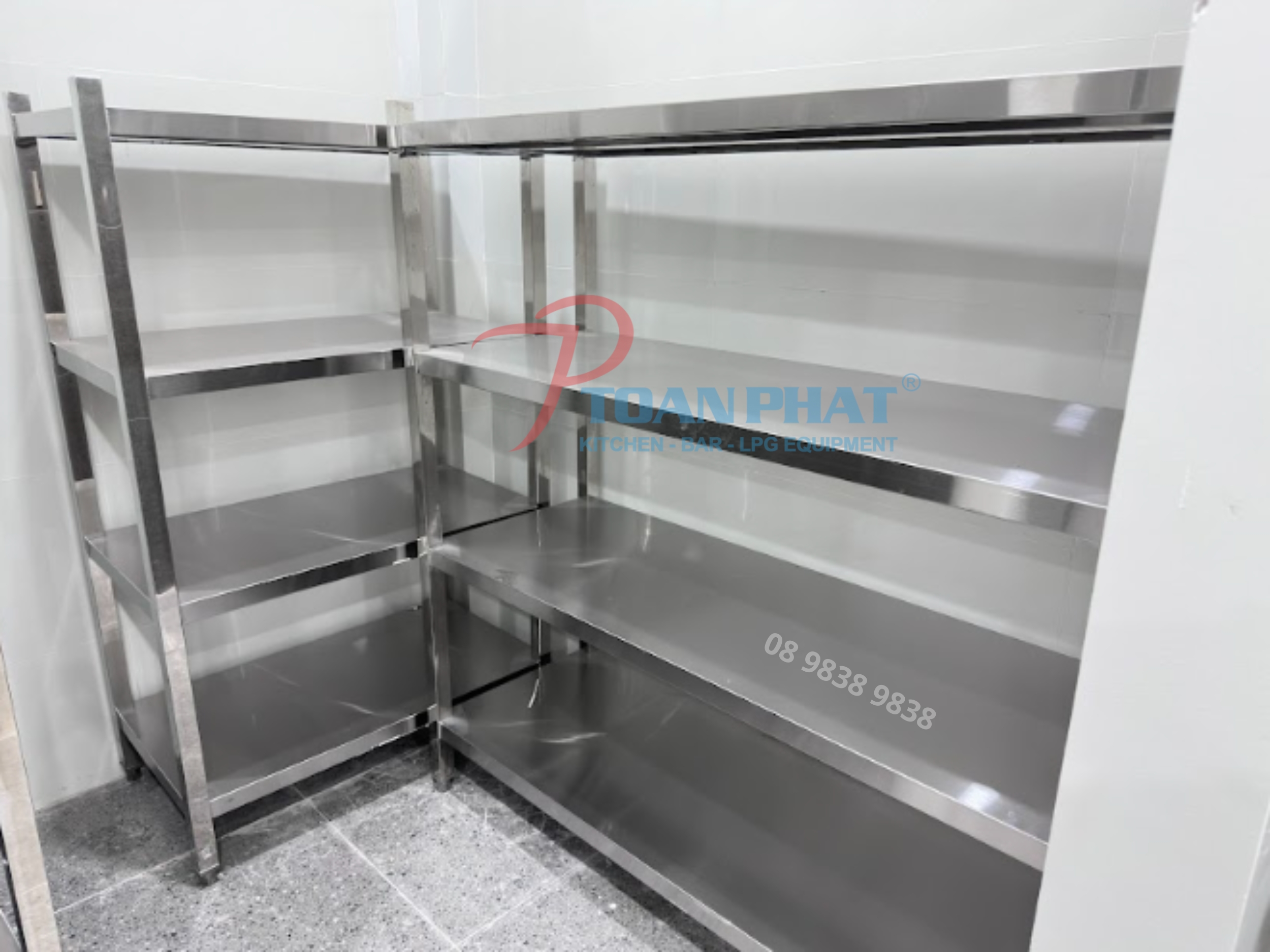 KỆ PHẲNG INOX 4 TẦNG 3 Kệ phẳng inox 4 tầng chịu lực tốt và dễ vệ sinh, phù hợp môi trường bếp công nghiệp hoạt động liên tục