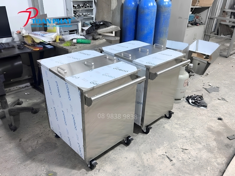 XE ĐẨY INOX THU GOM THỨC ĂN THỪA 8 Thu gom khối lượng lớn nhanh chóng giúp tối ưu nhân lực
