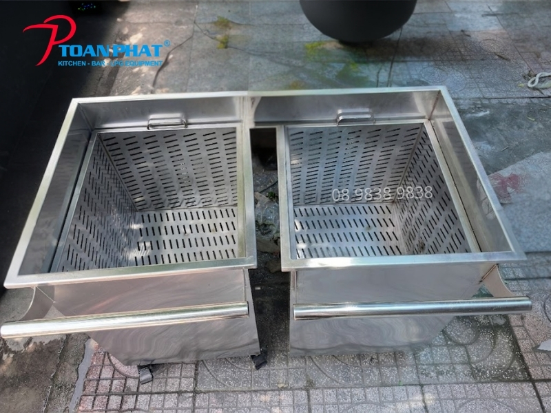 XE ĐẨY INOX THU GOM THỨC ĂN THỪA 7 Xe đẩy inox hỗ trợ thu gom thức ăn thừa và vận chuyển nhanh giữa các khu vực