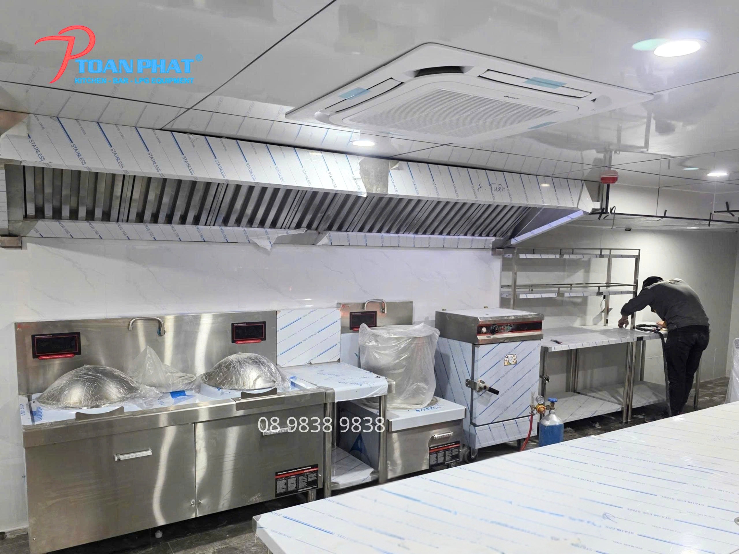 TOÀN PHÁT THIẾT KẾ - THI CÔNG BẾP TÀU DU LỊCH TRỌN GÓI 2 Không gian bếp trên tàu hạn chế nên cần thiết kế layout bếp tối ưu lối di chuyển