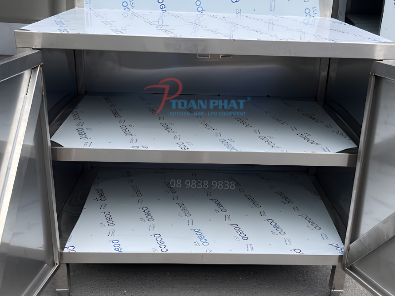 Không gian lưu trữ bên trong bàn tủ inox 2 cánh cửa mở 2 tầng tiện dụng