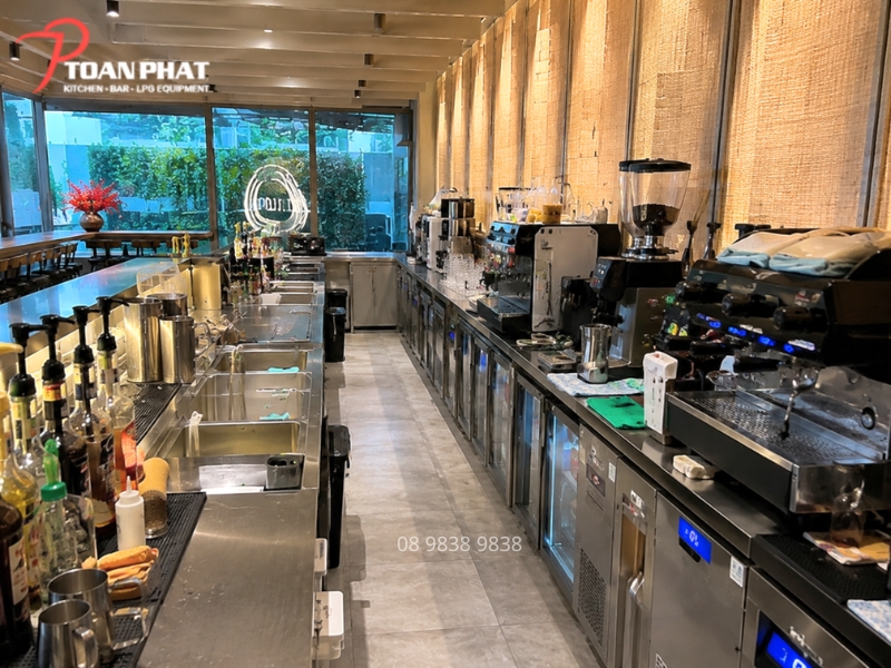 Thiết Kế Bếp Cho quán Cafe - Bánh: Quy Trình Setup & Thiết Bị Tối Ưu 3 Quầy bar inox tích hợp hộc đá và khu topping tiện lợi