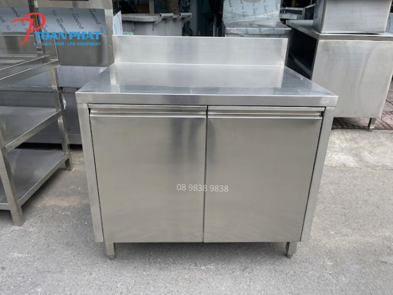 Bàn tủ inox 2 cánh cửa mở dễ vệ sinh, chống gỉ và chịu lực tốt