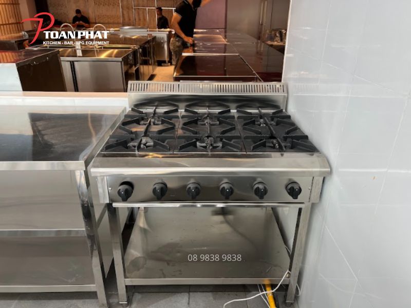 TOÀN PHÁT THI CÔNG BẾP MỞ NHÀ HÀNG NHẬT TEPPAN 5 Bếp Âu 6 họng trong khu bếp nóng nhà hàng Nhật Teppan