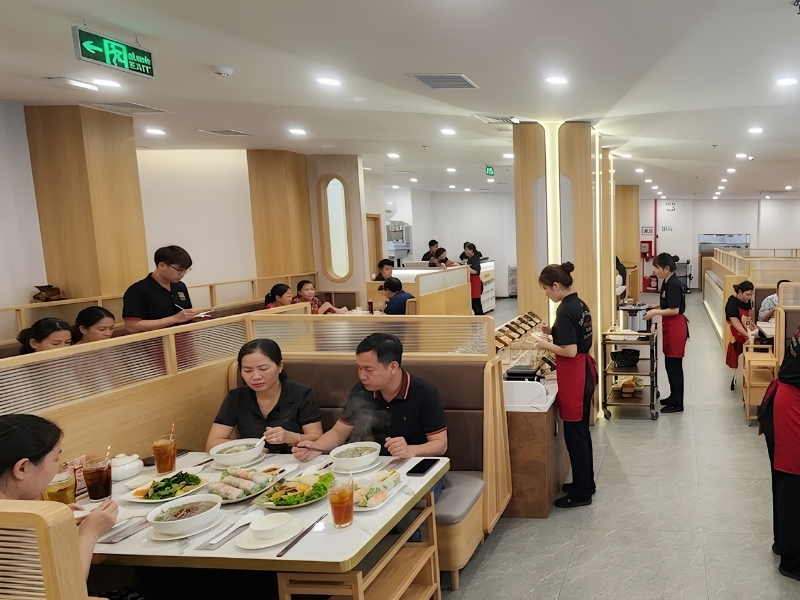 Không gian bếp hoạt động hiệu quả với quy trình khoa học.