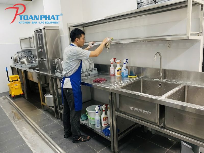 Vệ sinh Bếp công nghiệp đúng cách giúp kéo dài tuổi thọ thiết bị 5 Vệ sinh khử khuẩn các bề mặt tiếp xúc thực phẩm
