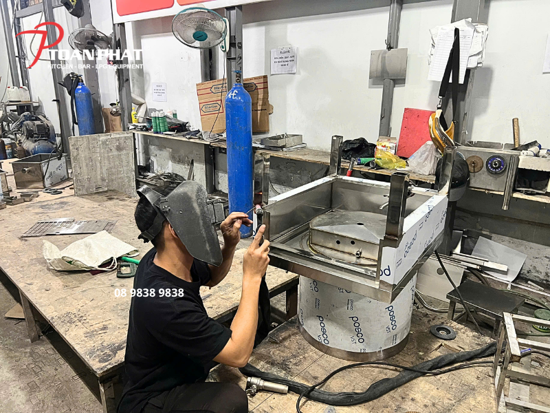 TOÀN PHÁT THIẾT KẾ THI CÔNG BẾP CÔNG NGHIỆP THÀNH PHỐ HỒ CHÍ MINH TRỌN GÓI 13 Sản xuất trực tiếp thiết bị tại xưởng inox Toàn Phát