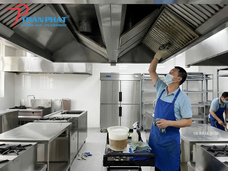 Vệ sinh Bếp công nghiệp đúng cách giúp kéo dài tuổi thọ thiết bị 4 Vệ sinh hệ thống hút khói, hút mùi