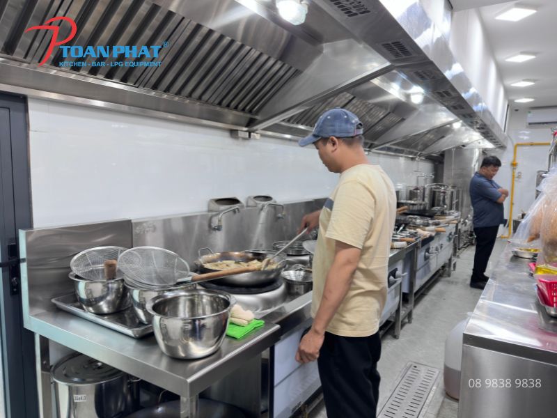 TOÀN PHÁT HOÀN THIỆN DỰ ÁN THI CÔNG BẾP CÔNG NGHIỆP NHÀ HÀNG TRIỀU KÝ 4 Bố trí hệ thống hút khoi và cấp gió tươi thoáng mát