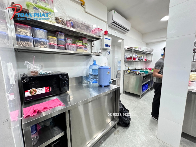Bàn tiếp nhận nguyên liệu inox trong khu bếp công nghiệp nhà hàng Triều Ký