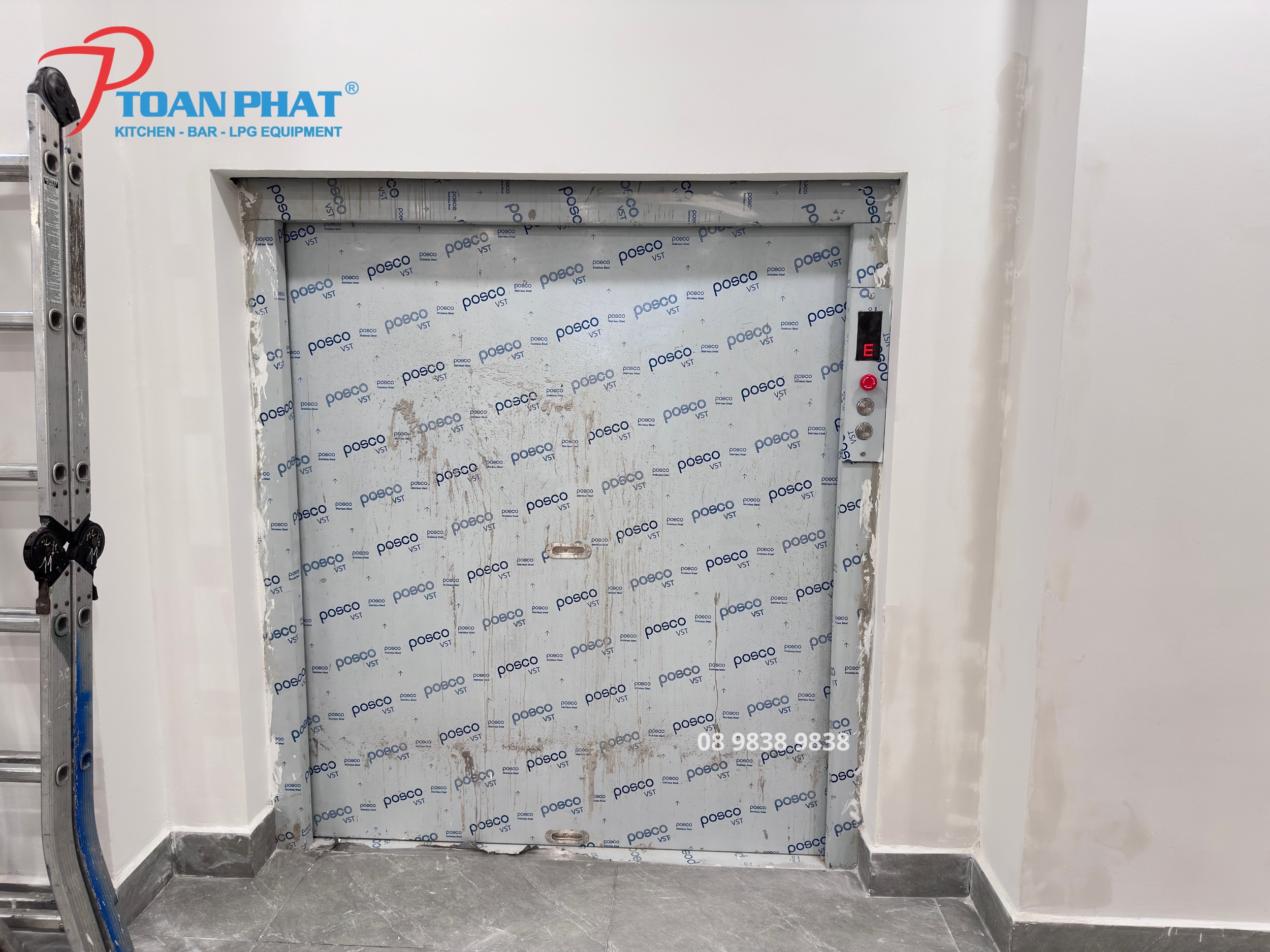 TOÀN PHÁT HOÀN THIỆN DỰ ÁN THI CÔNG BẾP CÔNG NGHIỆP NHÀ HÀNG TRIỀU KÝ 15 Thang tời vận chuyển thực phẩm từ khu phục vụ khách hàng