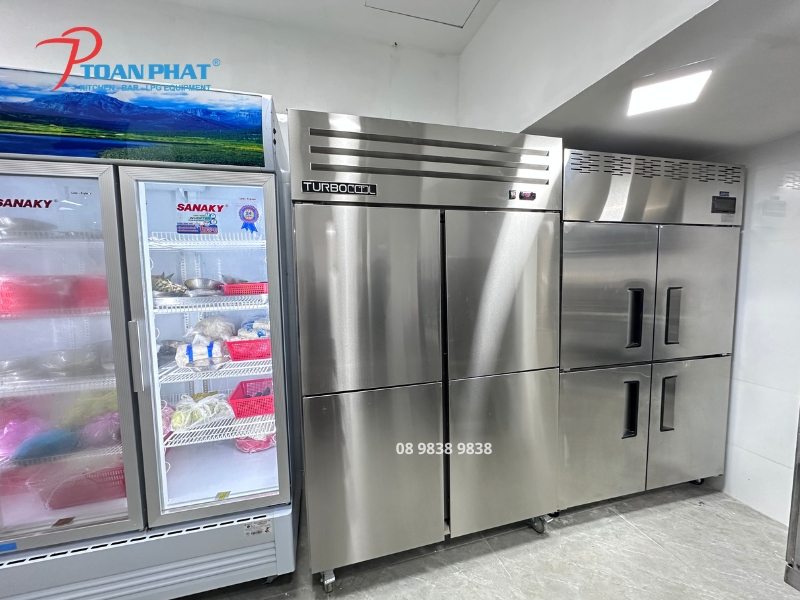 Tủ đông công nghiệp 4 cánh bảo quản thực phẩm trong khu bếp nhà hàng Triều Ký
