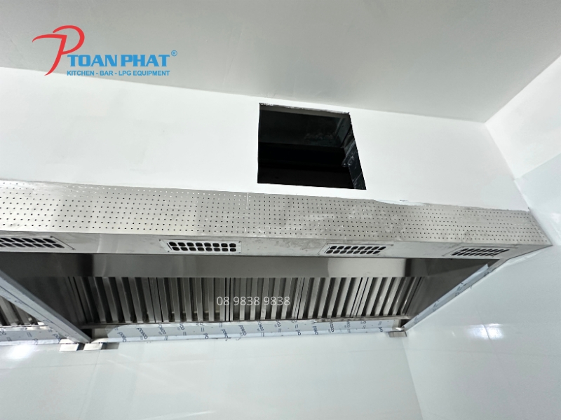 Hệ thống chụp hút khói inox công nghiệp lắp đặt tại khu bếp nhà hàng Triều Ký