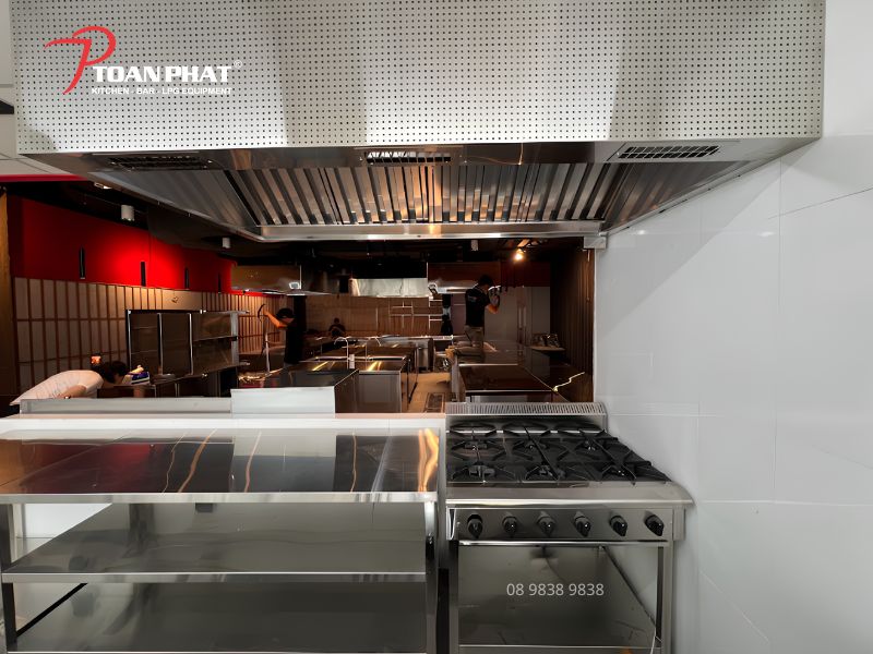 TOÀN PHÁT THI CÔNG BẾP MỞ NHÀ HÀNG NHẬT TEPPAN 4 Khu bếp nóng hỗ trợ xử lý các món ăn phục vụ trong giờ cao điểm
