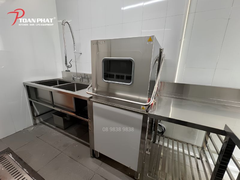 TOÀN PHÁT THI CÔNG BẾP MỞ NHÀ HÀNG NHẬT TEPPAN 9 Máy rửa chén công nghiệp Dolphin DW3280S tại nhà hàng Nhật Teppan