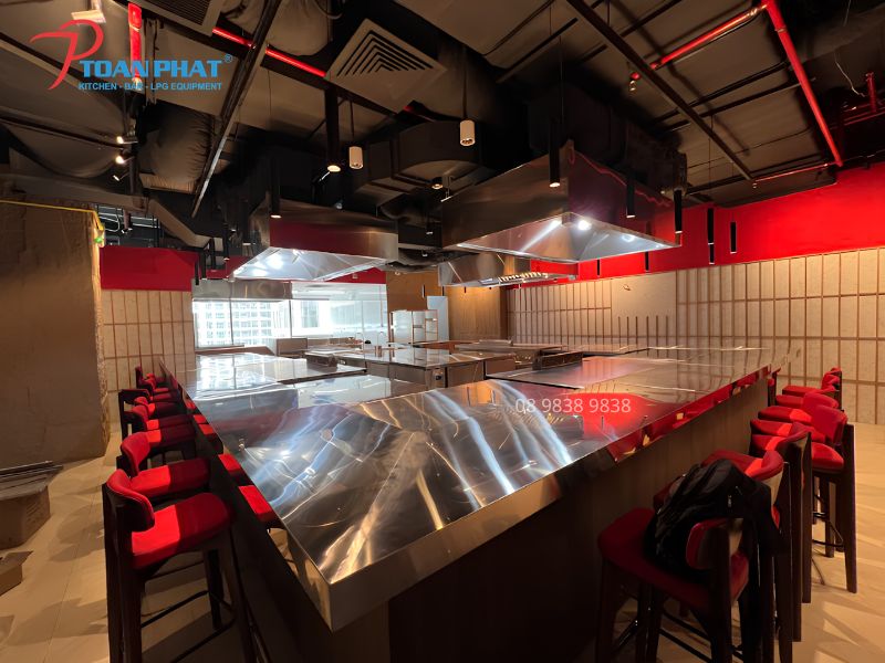 TOÀN PHÁT THI CÔNG BẾP MỞ NHÀ HÀNG NHẬT TEPPAN 1 Tổng thể khu bếp mở nhà hàng Nhật Teppan do Toàn Phát thi công
