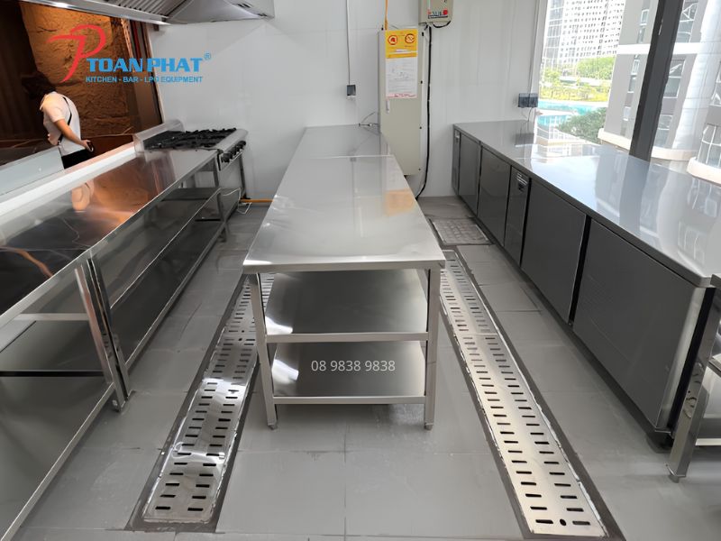 TOÀN PHÁT THI CÔNG BẾP MỞ NHÀ HÀNG NHẬT TEPPAN 8 Thoát sàn giúp thoát nước nhanh