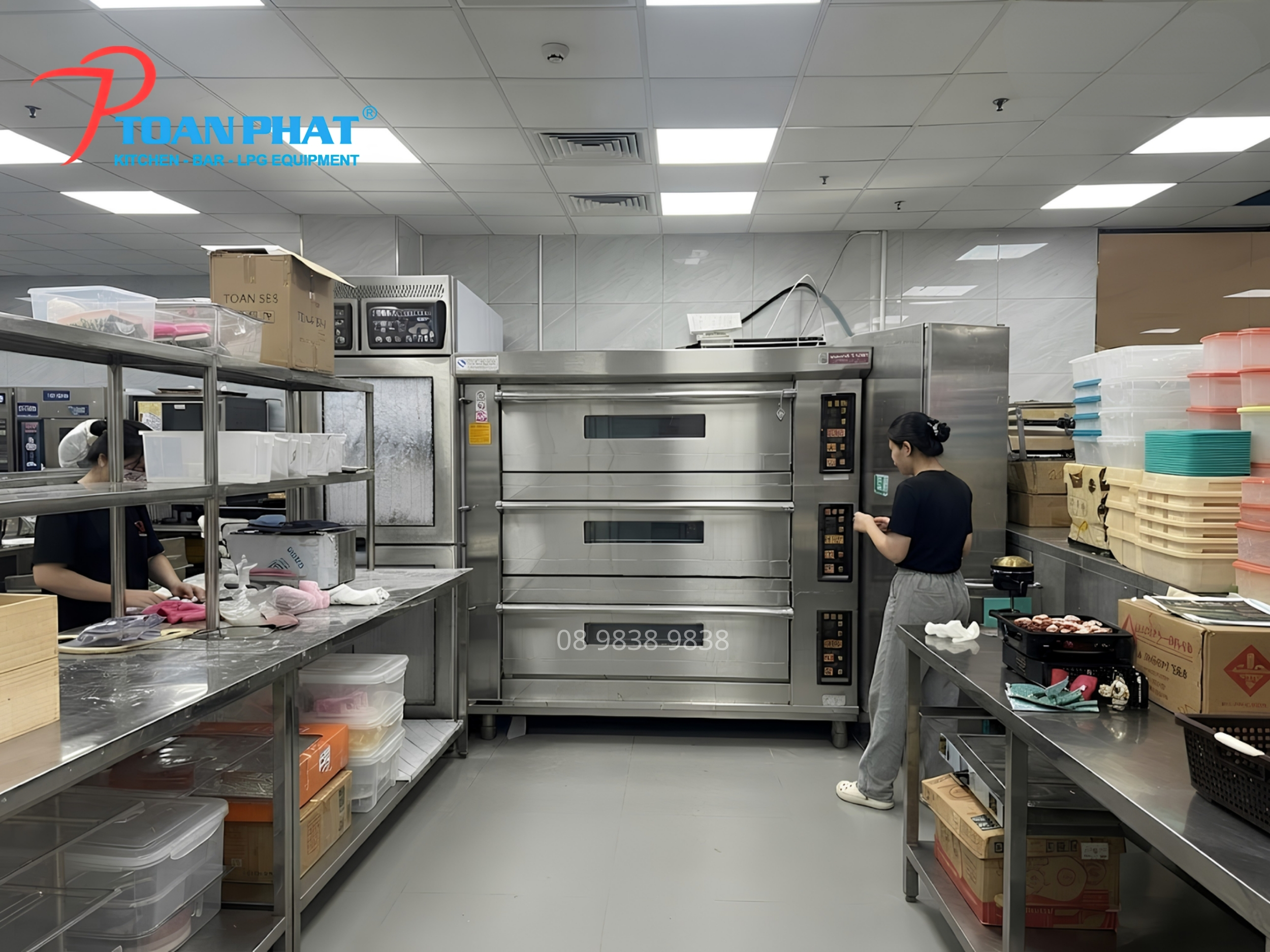 Lò nướng điện 3 tầng World Seiki JE23T-R Toàn Phát lắp đặt cho khu bếp bánh nhà hàng bánh & cafe D'Monter