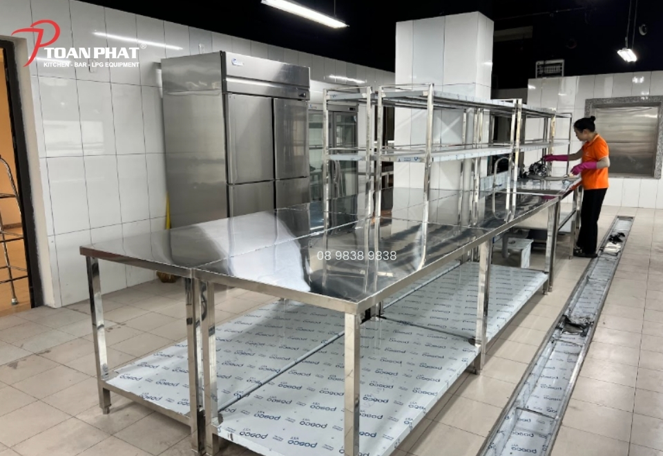 Bàn inox công nghiệp giá bao nhiêu