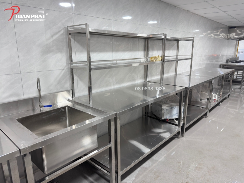 Hệ thống bàn, kệ, chậu rửa inox được gia công trực tiếp tại xưởng Toàn Phát