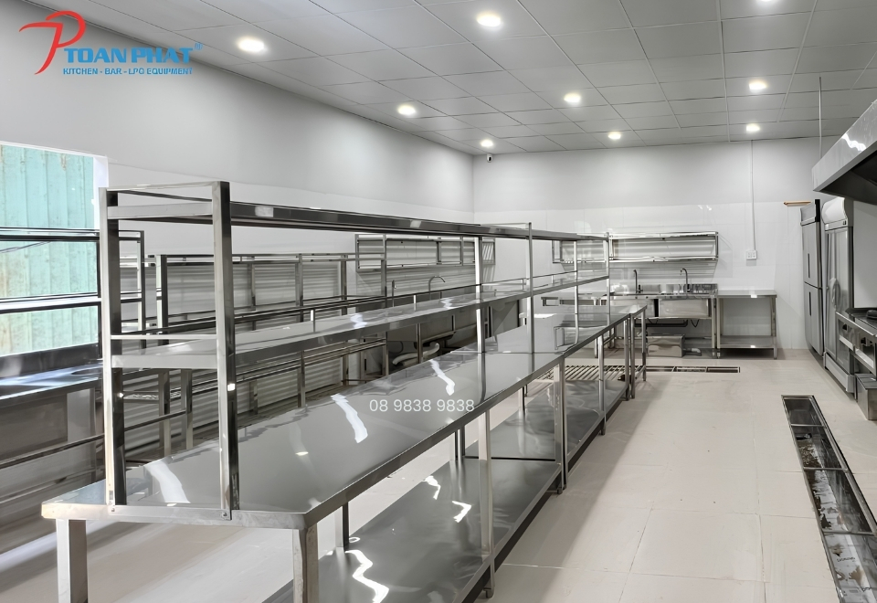 Cấu tạo của bàn bếp inox bao gồm mặt bàn, chân bàn, kệ bàn