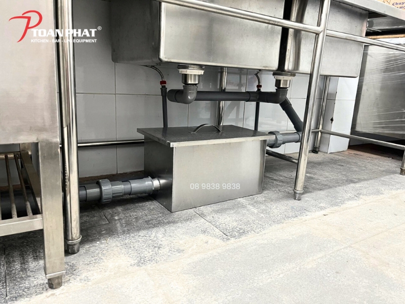 THI CÔNG BỂ TÁCH MỠ INOX CÔNG NGHIỆP TRỌN GÓI 9 Bể tách mỡ đặt dưới chậu rửa